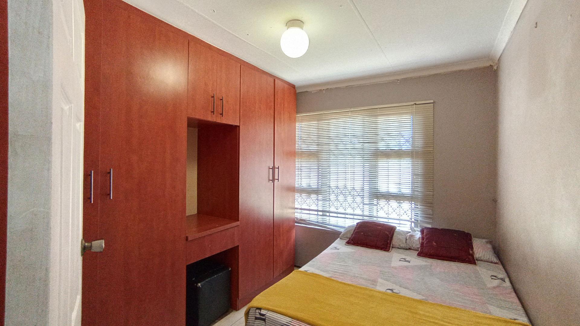 Bed Room 1 - 9 square meters of property in Castlehill