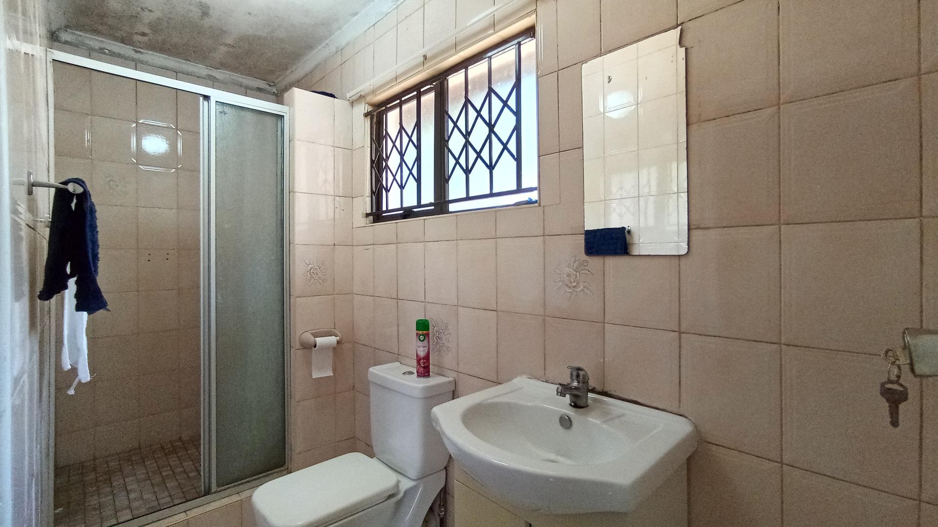 Main Bathroom - 5 square meters of property in Castlehill