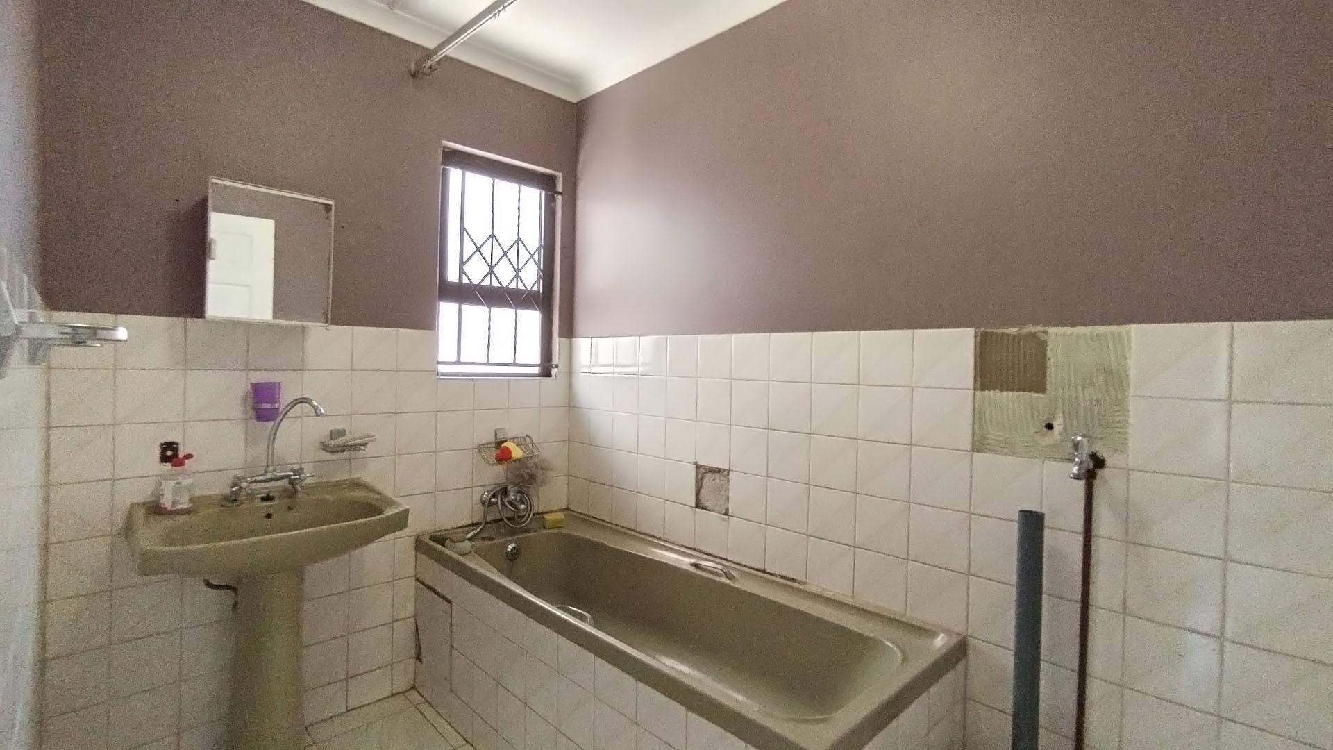 Bathroom 1 - 7 square meters of property in Castlehill