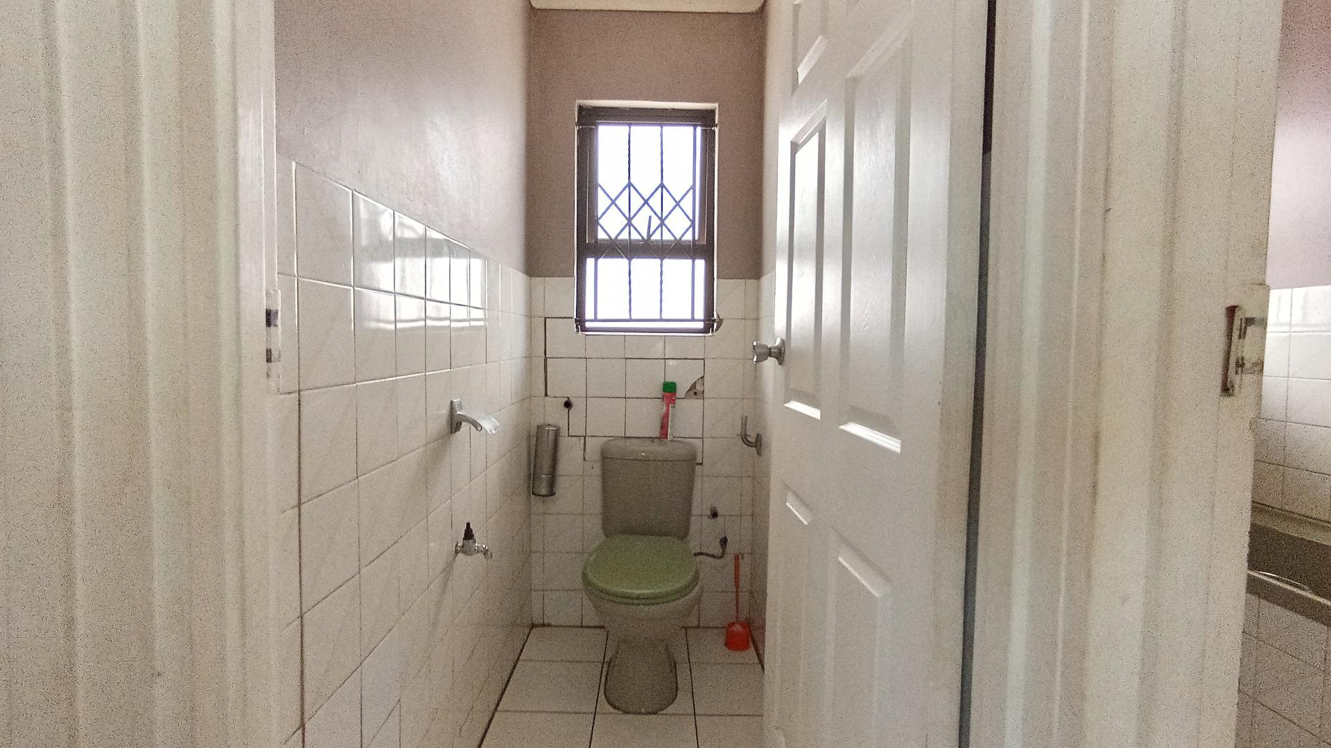 Bathroom 1 - 7 square meters of property in Castlehill