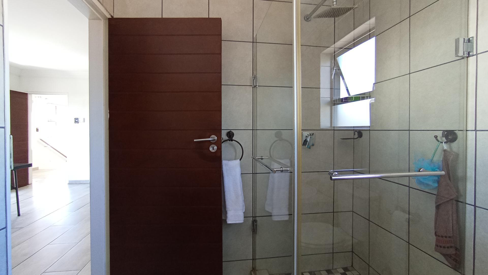 Main Bathroom - 7 square meters of property in Annlin