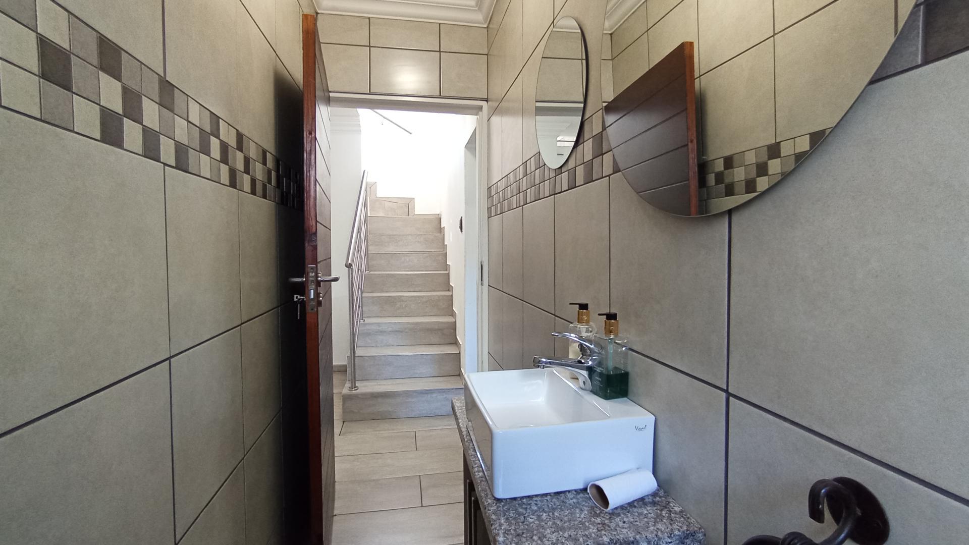 Guest Toilet - 3 square meters of property in Annlin