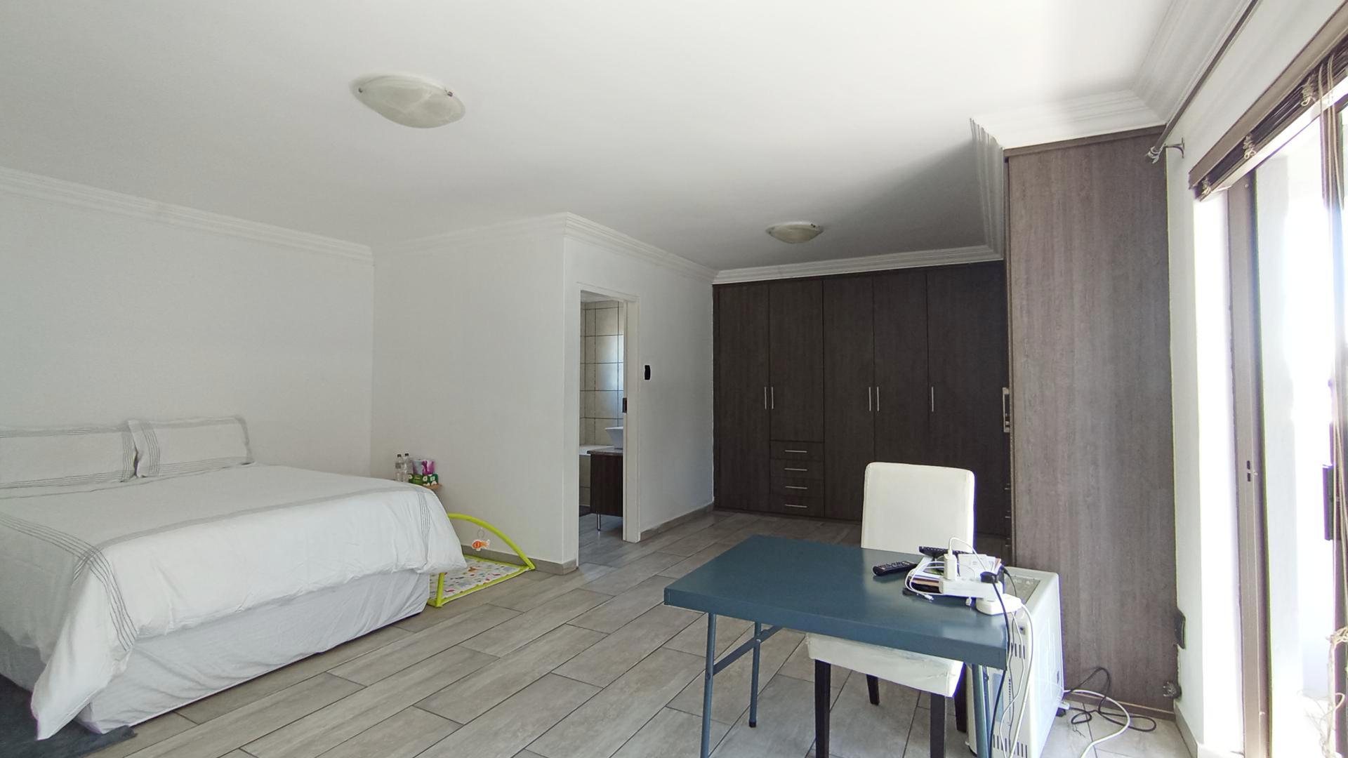 Main Bedroom - 22 square meters of property in Annlin