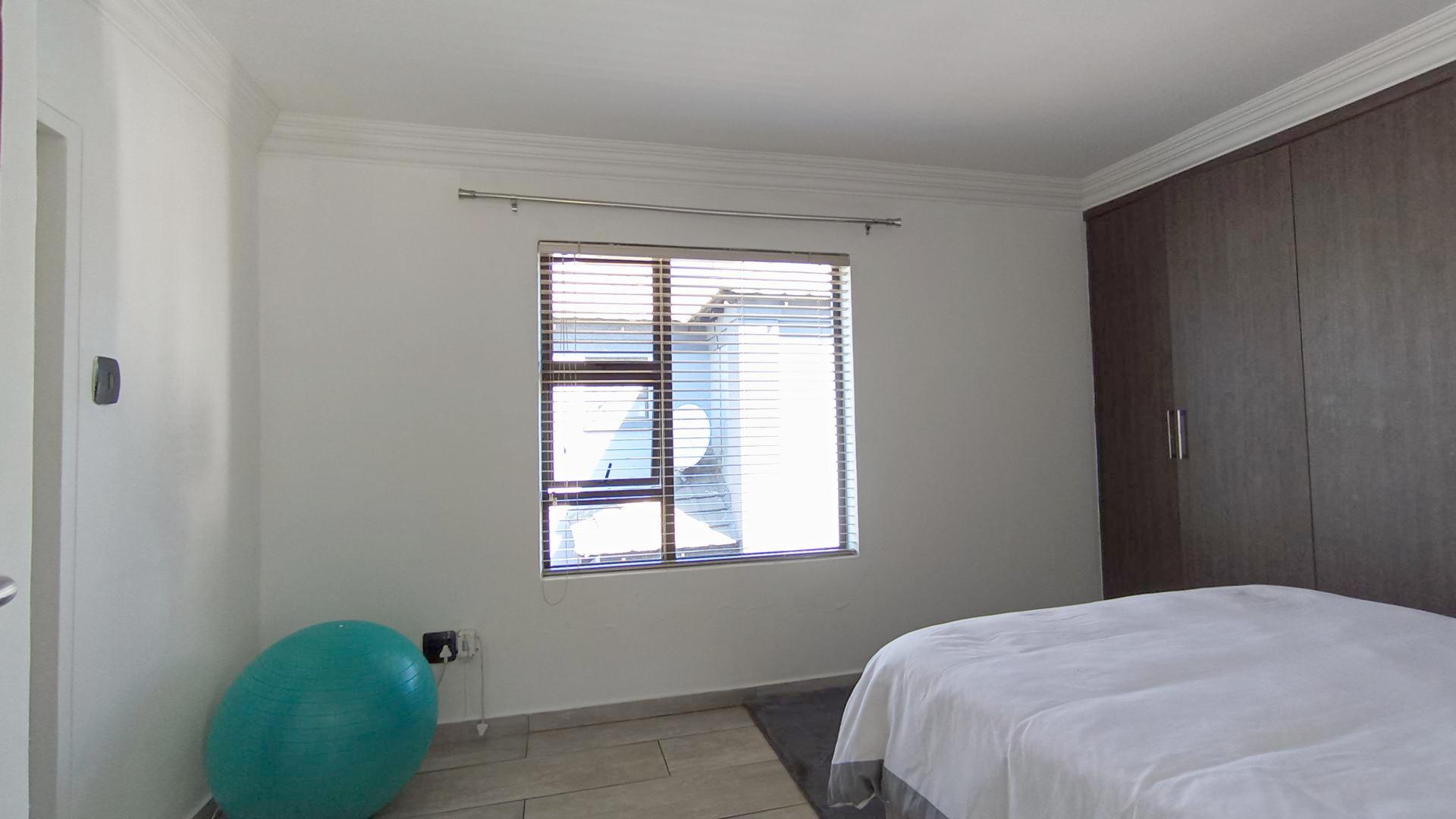 Bed Room 1 - 16 square meters of property in Annlin