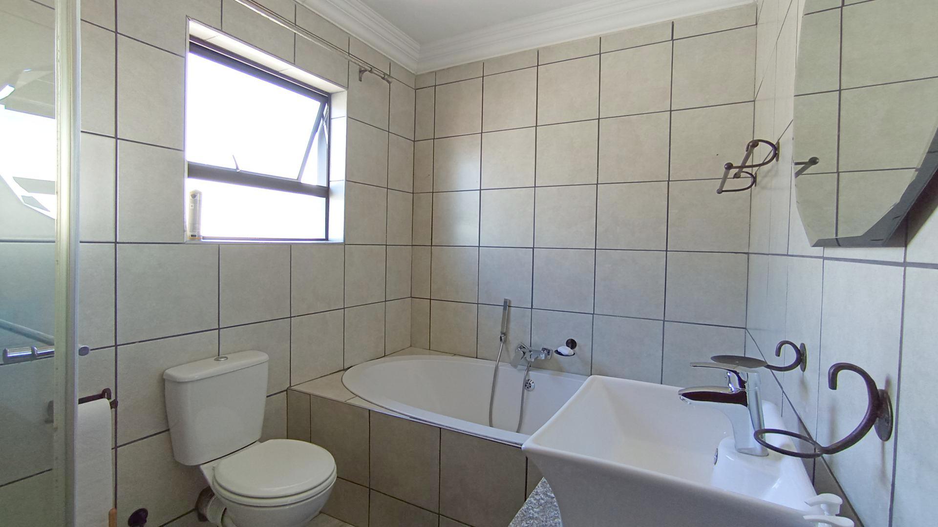 Main Bathroom - 7 square meters of property in Annlin