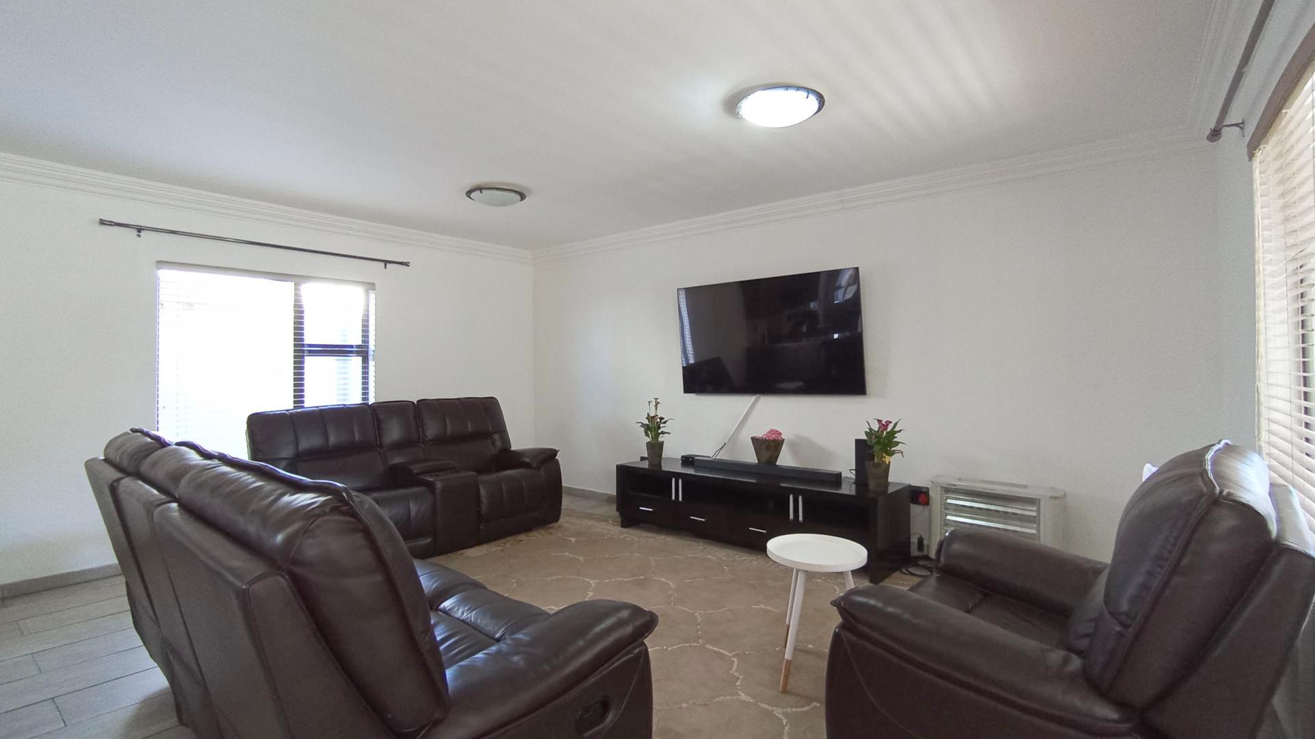 Lounges - 27 square meters of property in Annlin