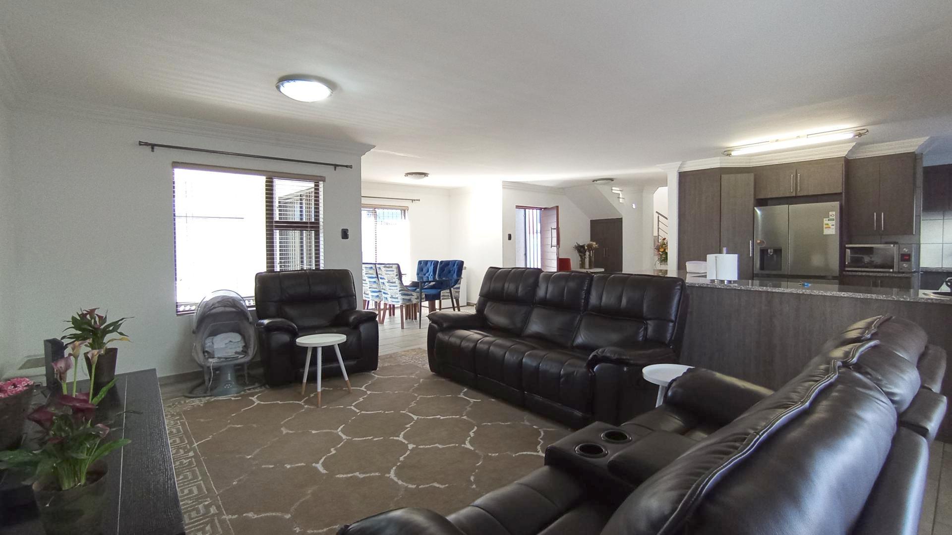 Lounges - 27 square meters of property in Annlin