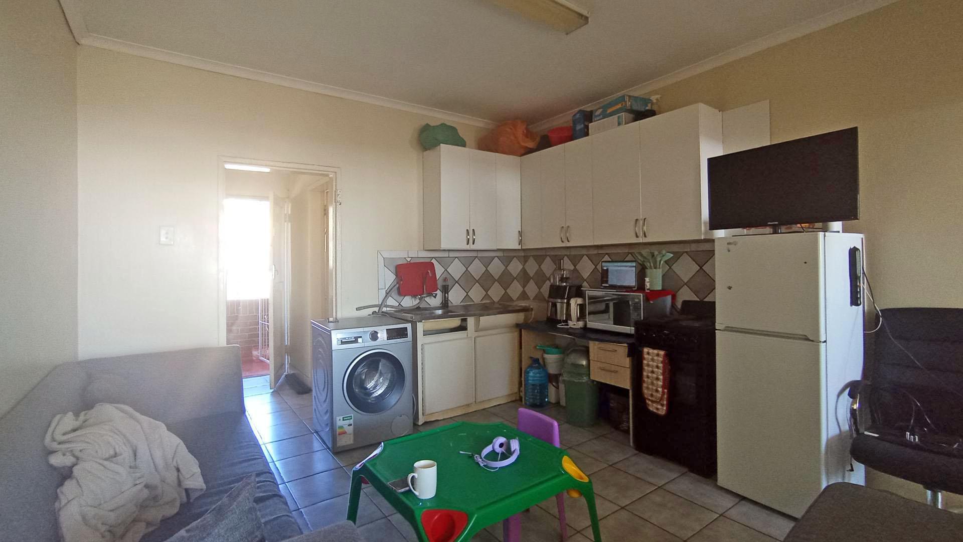 Lounges - 17 square meters of property in Muckleneuk