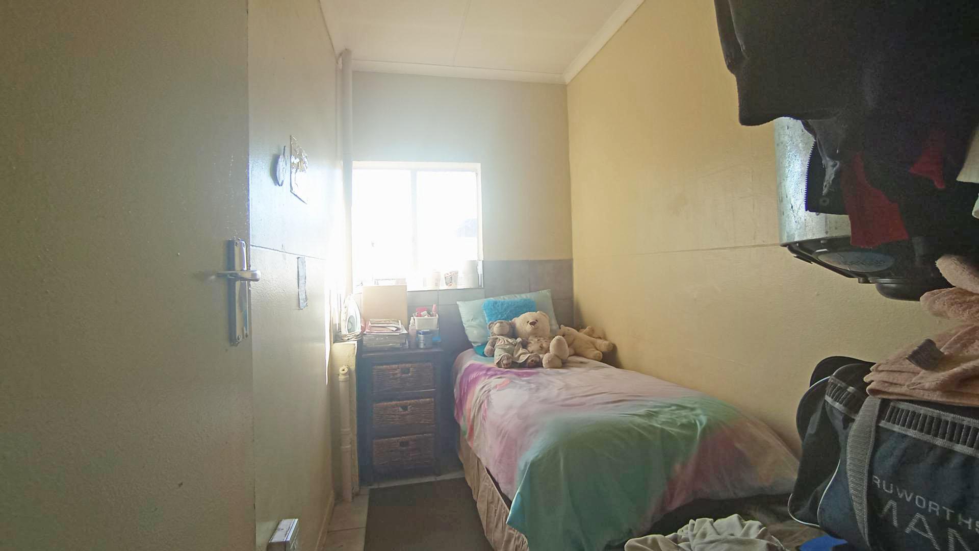 Bed Room 1 - 7 square meters of property in Muckleneuk