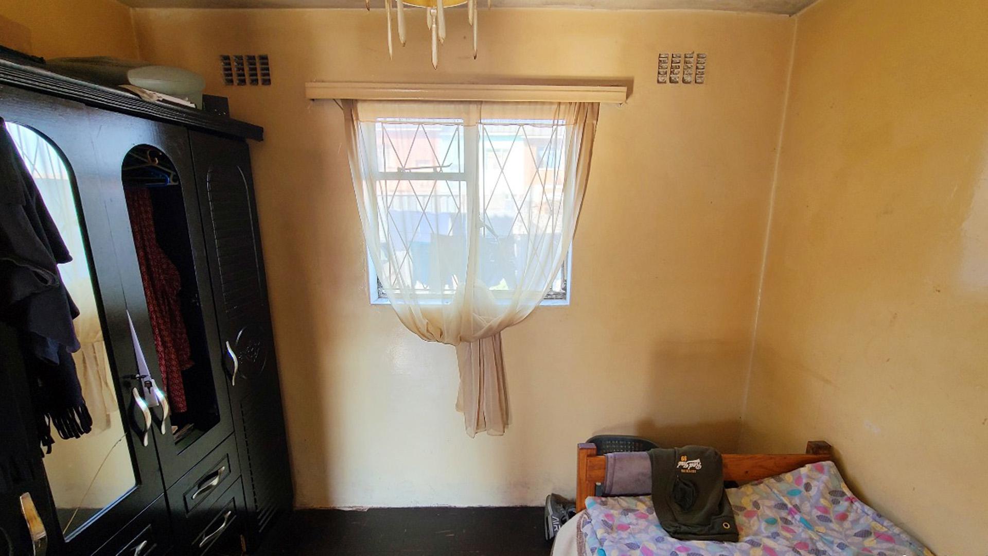 Bed Room 1 of property in Leonsdale