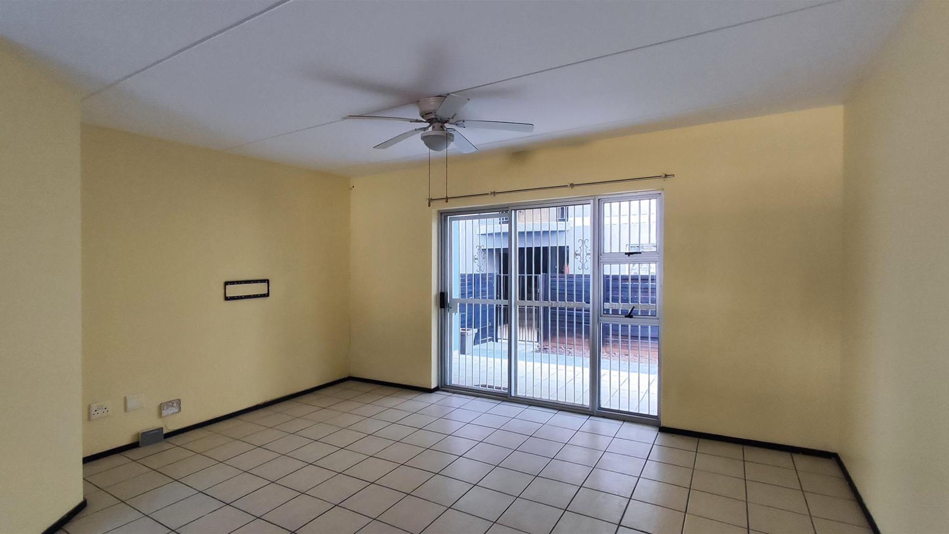 Lounges - 24 square meters of property in Bardene