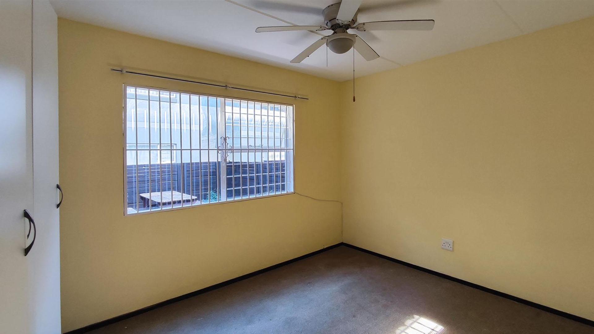 Bed Room 1 - 14 square meters of property in Bardene