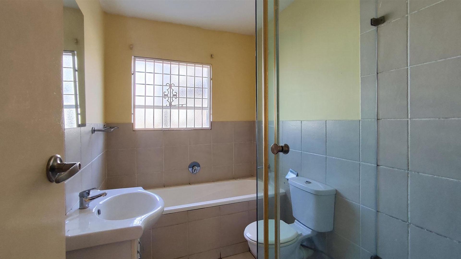 Bathroom 1 - 6 square meters of property in Bardene