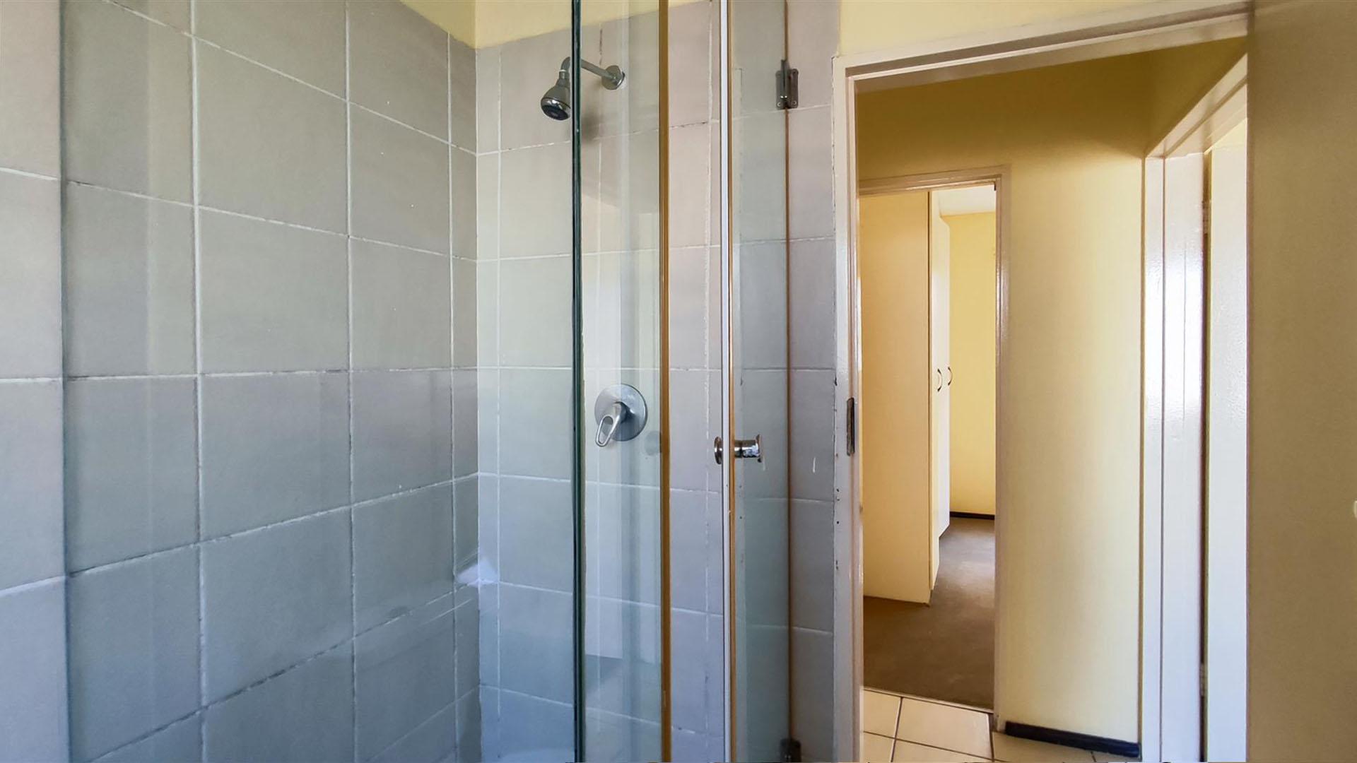 Bathroom 1 - 6 square meters of property in Bardene