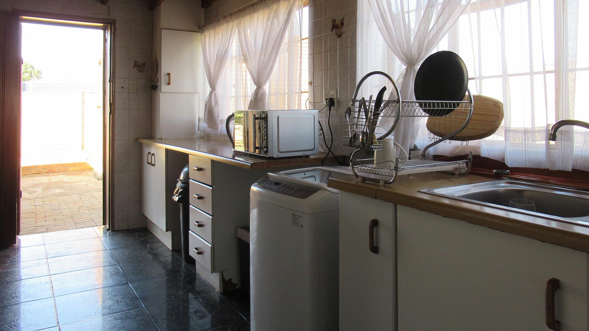Kitchen - 32 square meters of property in Florida