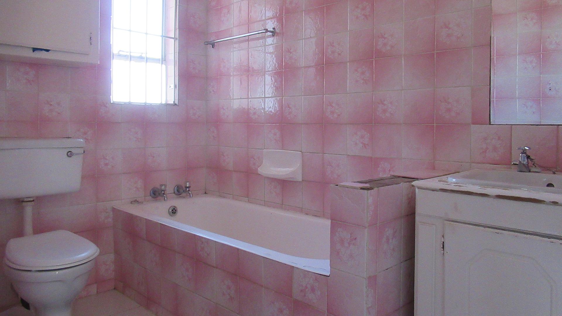 Bathroom 1 - 6 square meters of property in Florida