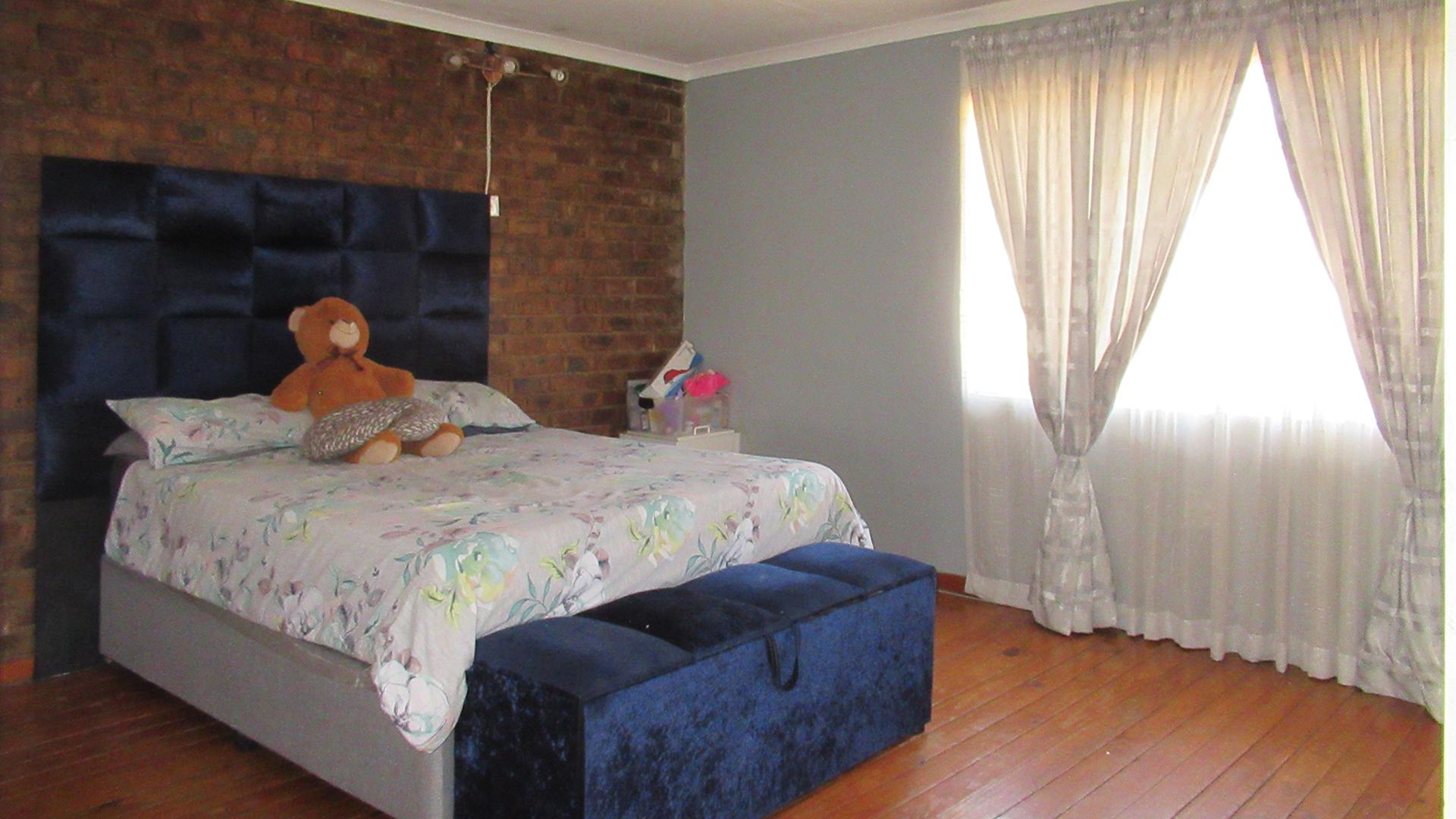 Main Bedroom - 34 square meters of property in Florida