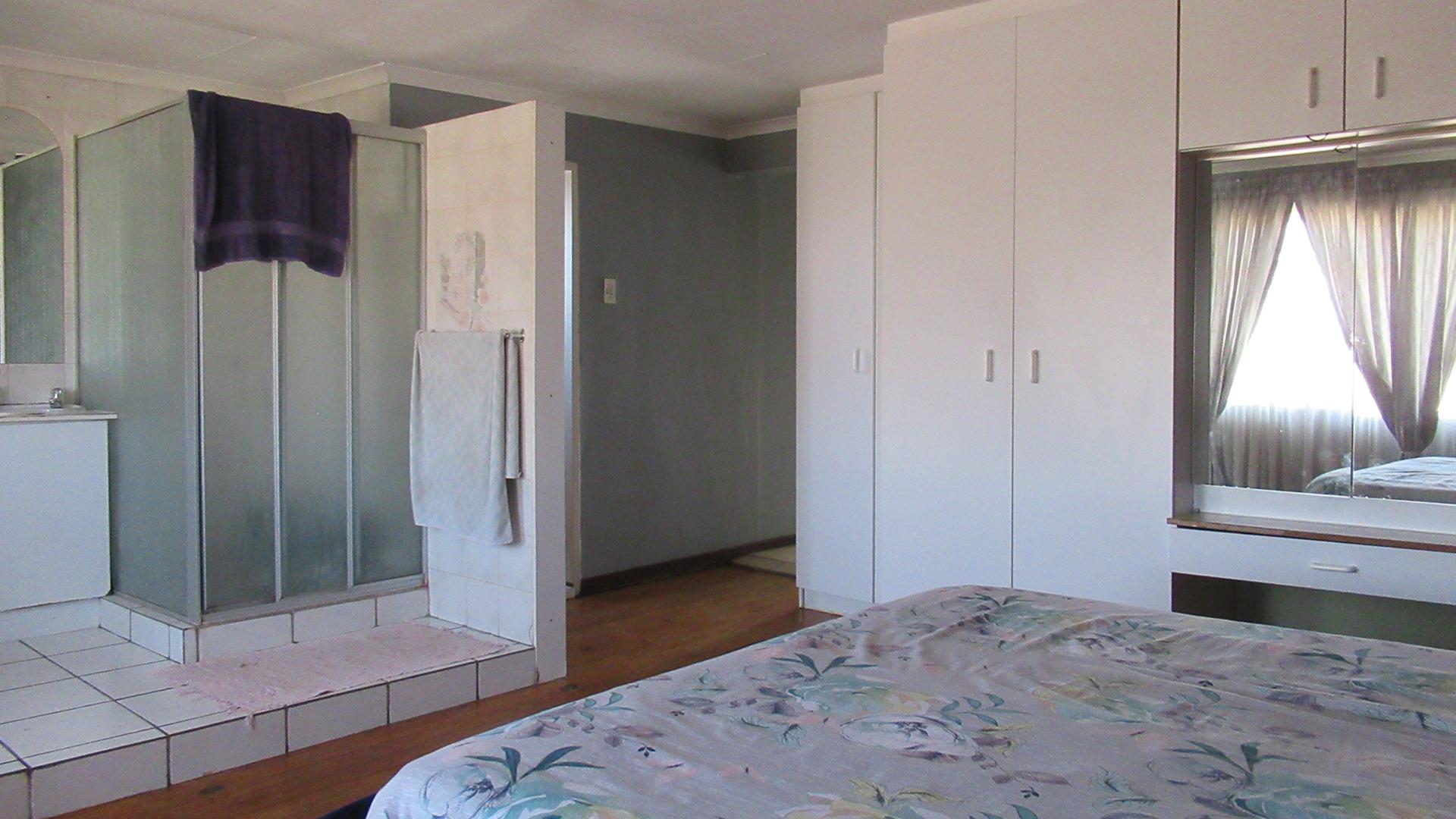 Main Bedroom - 34 square meters of property in Florida