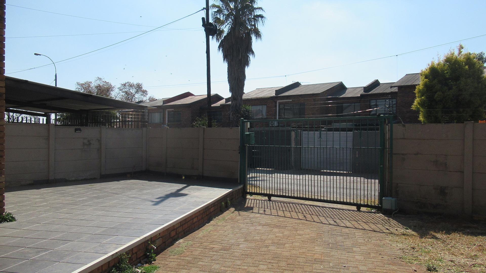 Front View of property in Florida