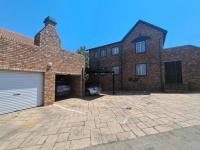 of property in Die Hoewes
