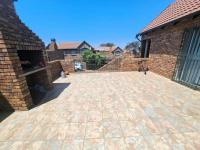 of property in Die Hoewes