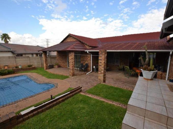 3 Bedroom House for Sale For Sale in Heuweloord - MR687332
