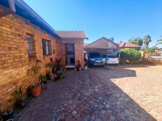 3 Bedroom House for Sale For Sale in Heuweloord - MR687337