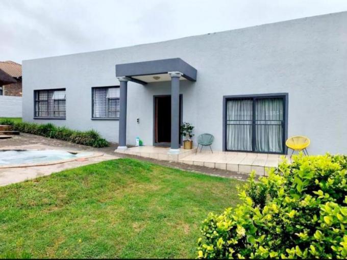 4 Bedroom House for Sale For Sale in Heuweloord - MR687344