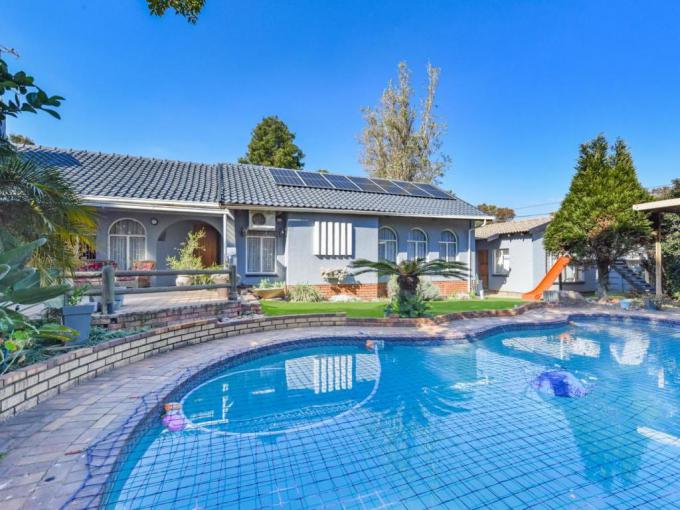 4 Bedroom House for Sale For Sale in Brackendowns - MR687436