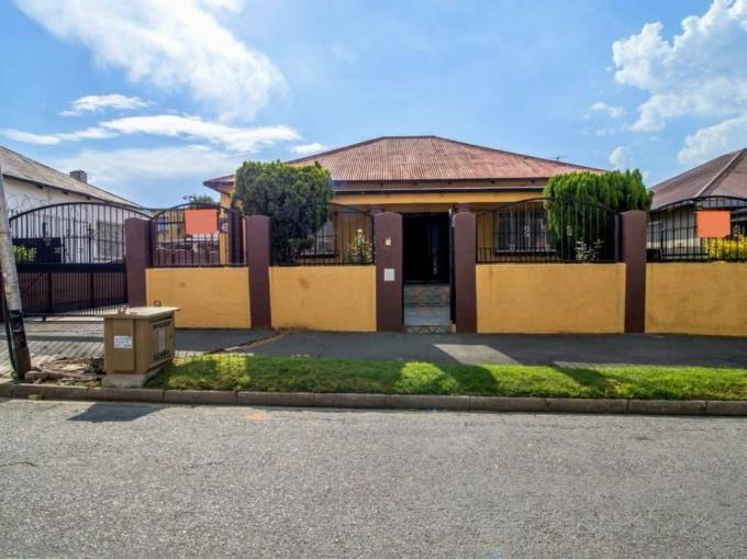 3 Bedroom House for Sale For Sale in Regents Park - MR687441