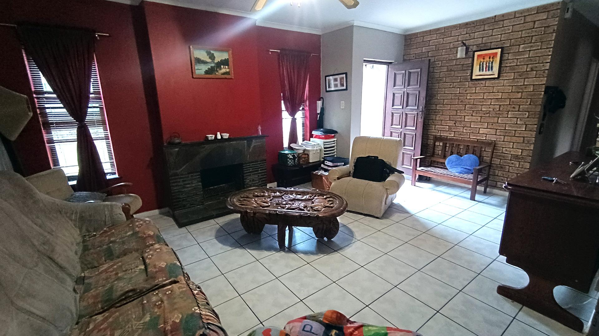 Lounges - 28 square meters of property in Brackenfell