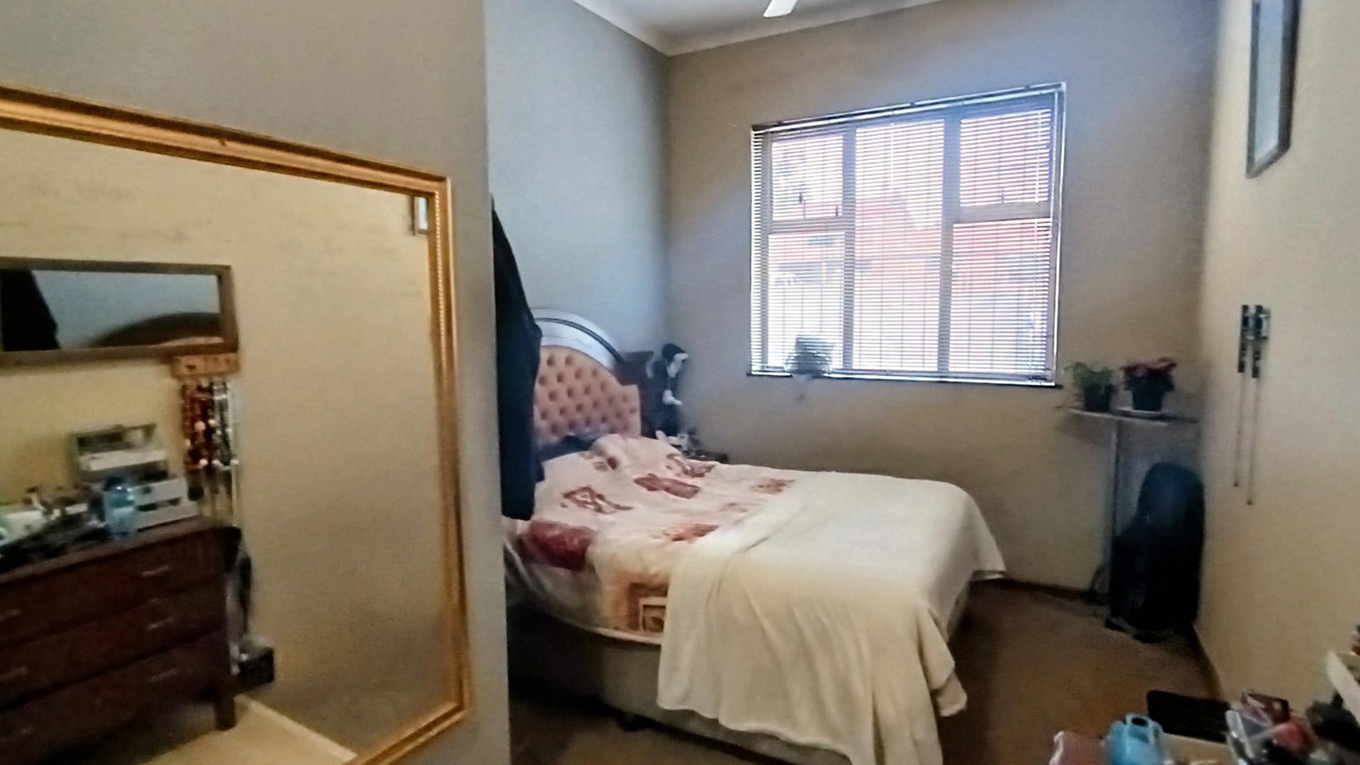 Main Bedroom - 23 square meters of property in Brackenfell