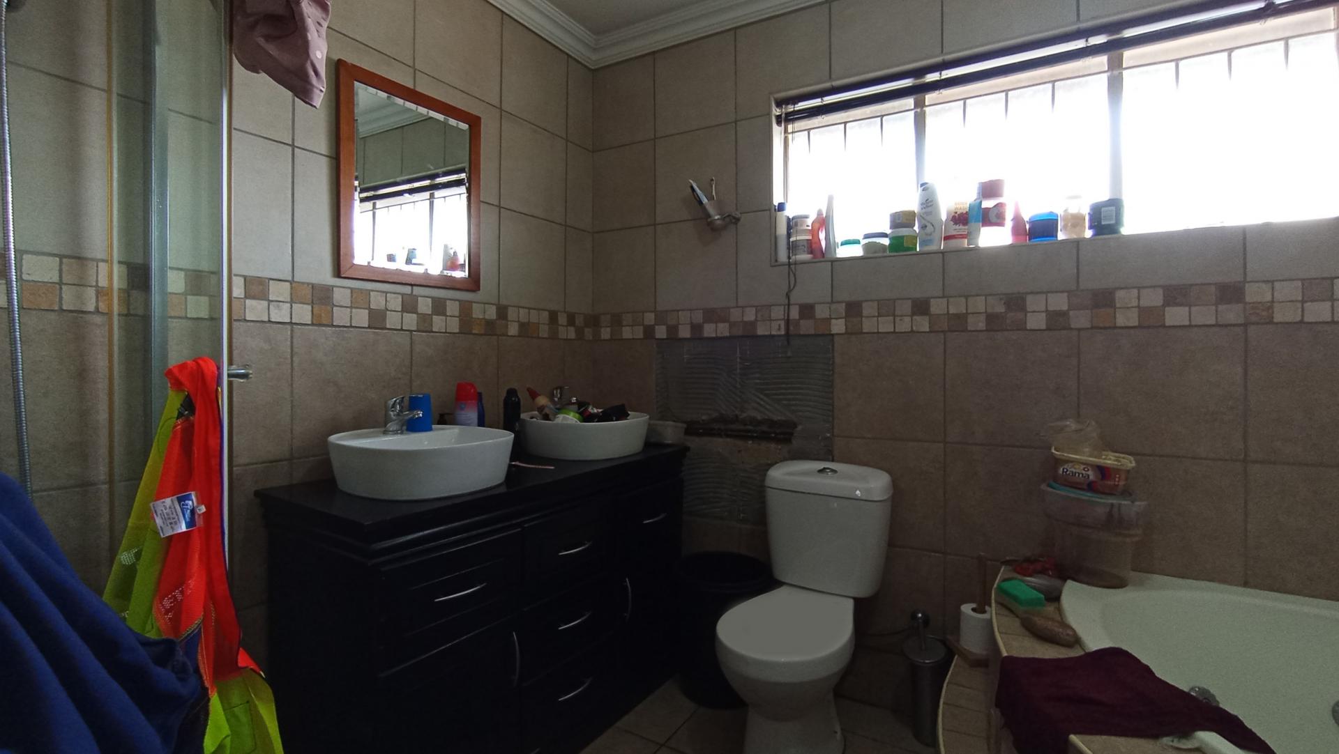 Main Bathroom - 8 square meters of property in Kew