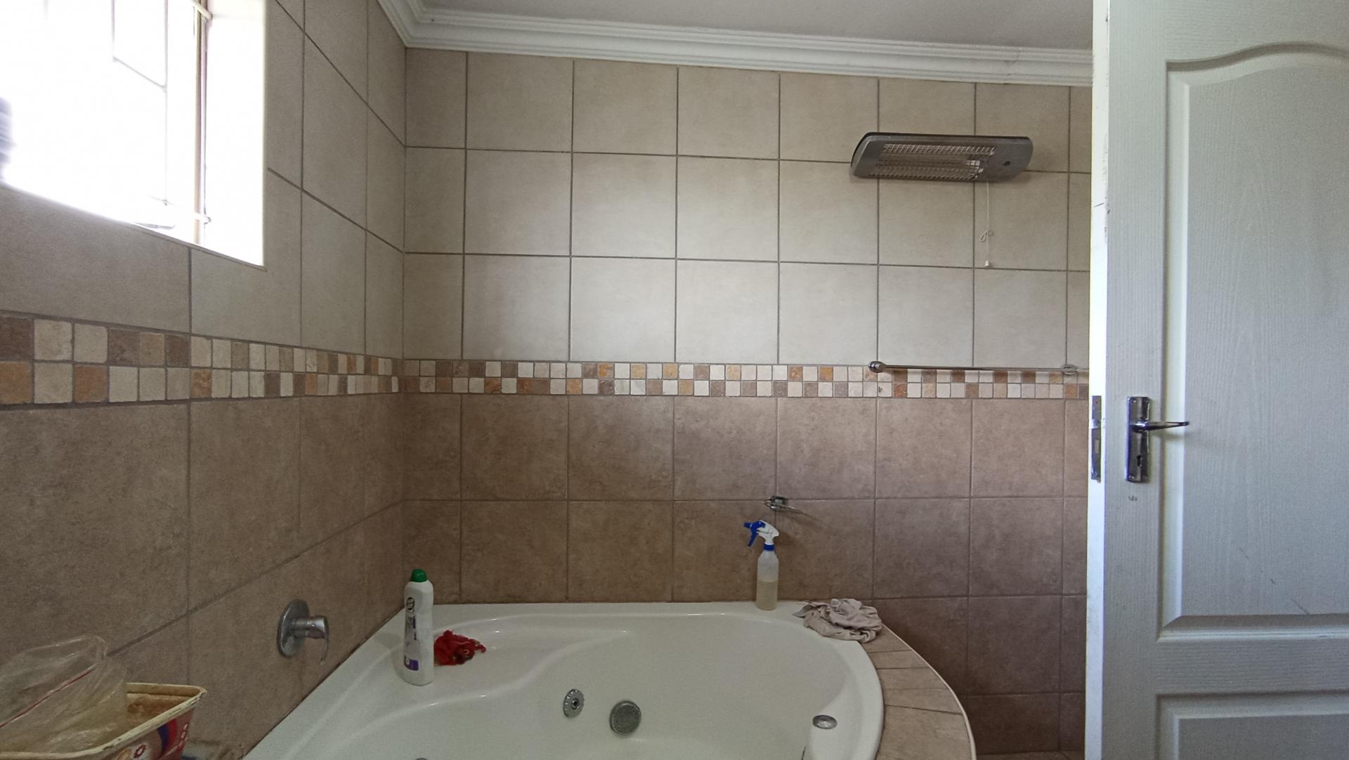 Main Bathroom - 8 square meters of property in Kew
