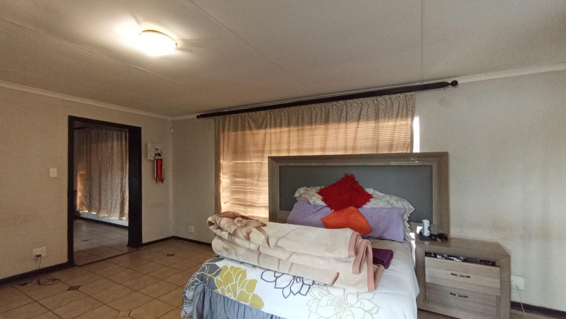 Main Bedroom - 32 square meters of property in Kew