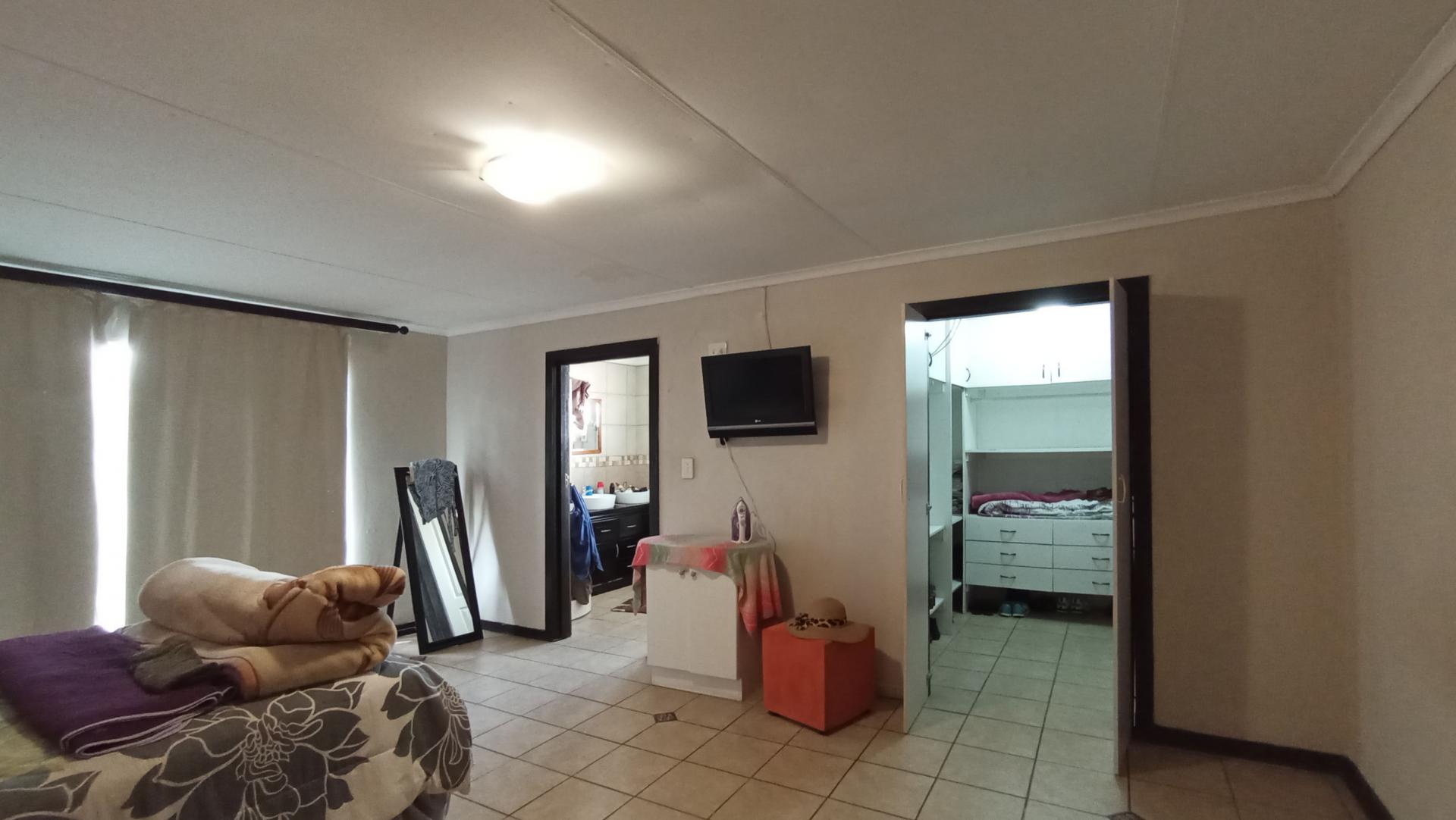 Main Bedroom - 32 square meters of property in Kew