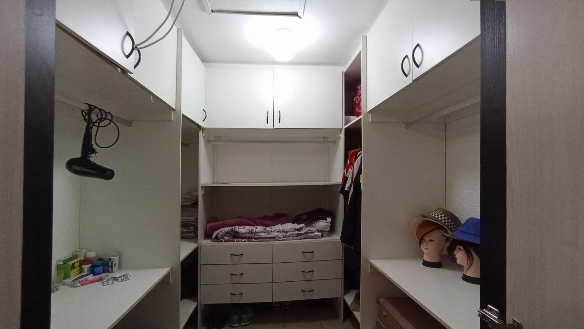 Main Bedroom - 32 square meters of property in Kew