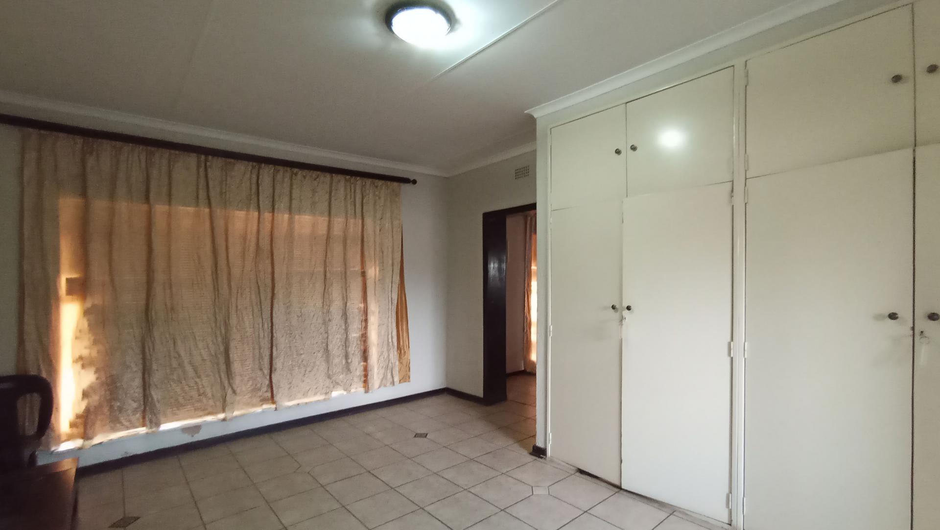 Lounges - 58 square meters of property in Kew