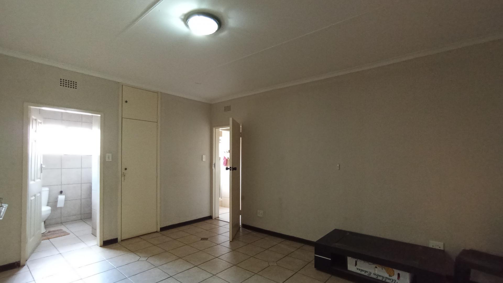 Lounges - 58 square meters of property in Kew