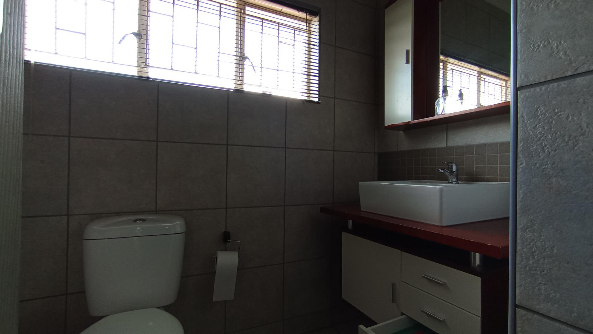 Bathroom 3+ - 7 square meters of property in Kew