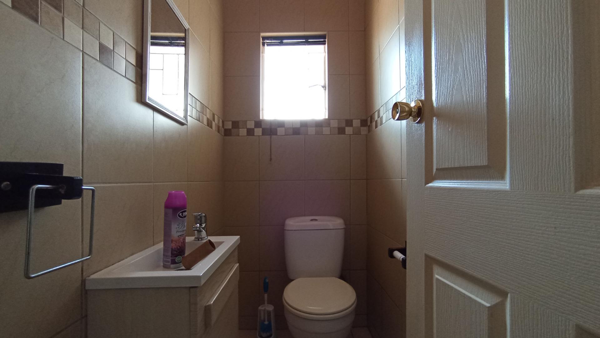 Bathroom 1 - 8 square meters of property in Kew