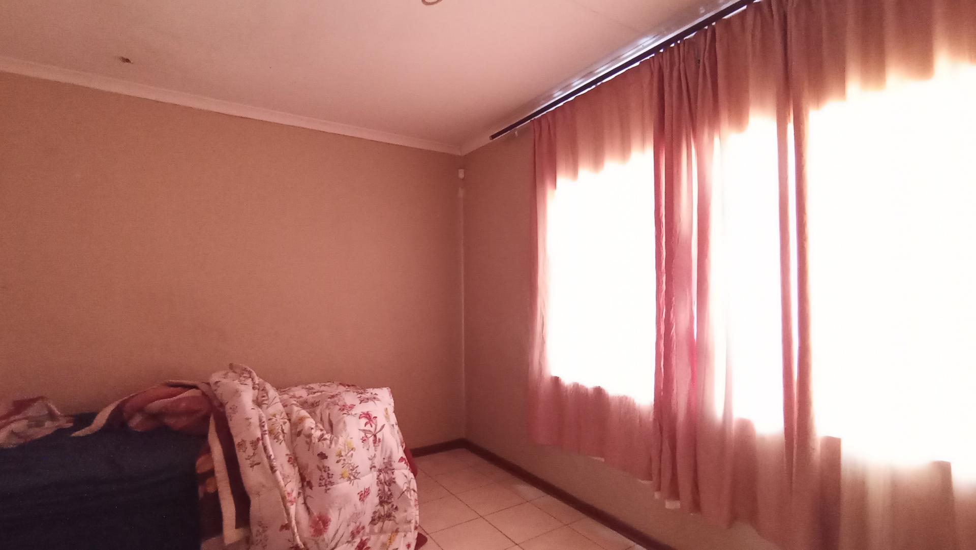 Bed Room 1 - 32 square meters of property in Kew