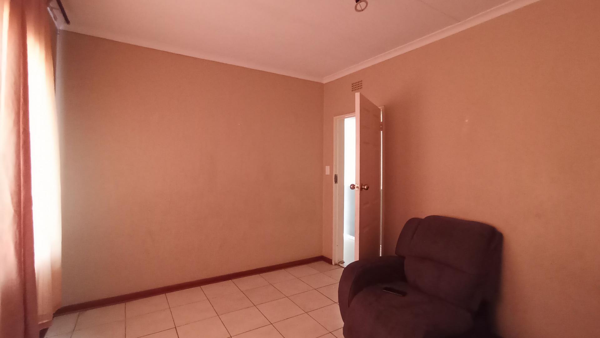 Bed Room 1 - 32 square meters of property in Kew