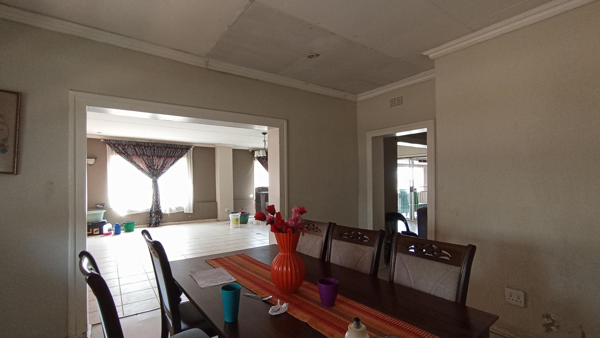 Dining Room - 28 square meters of property in Kew