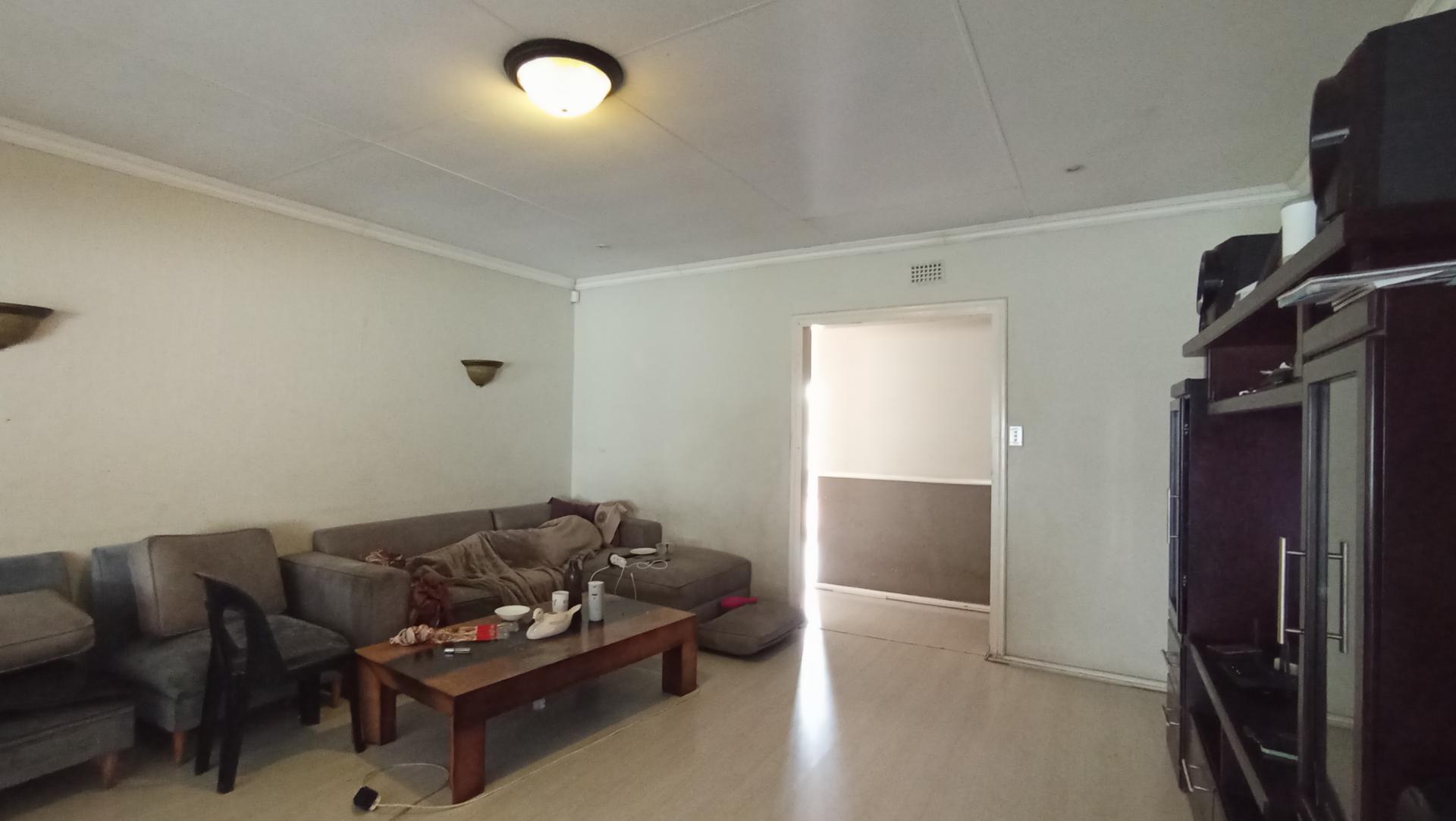 Lounges - 58 square meters of property in Kew