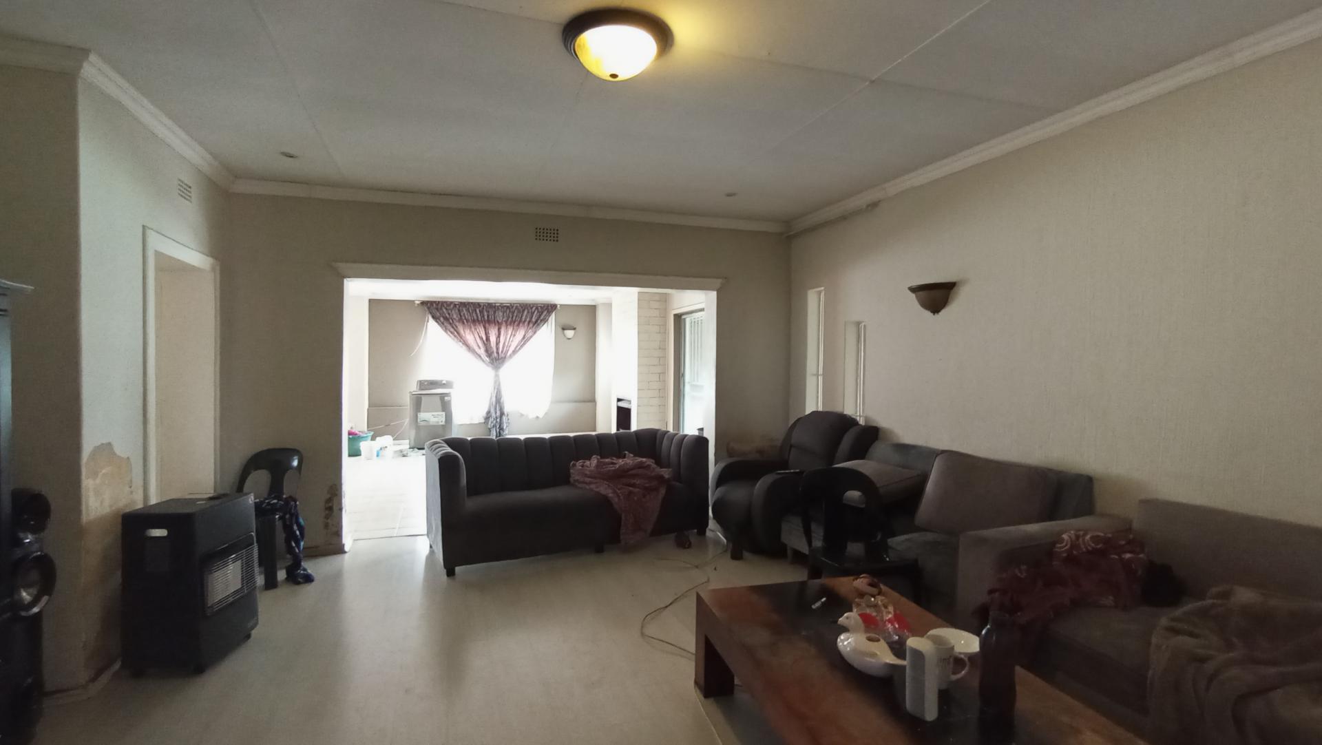 Lounges - 58 square meters of property in Kew