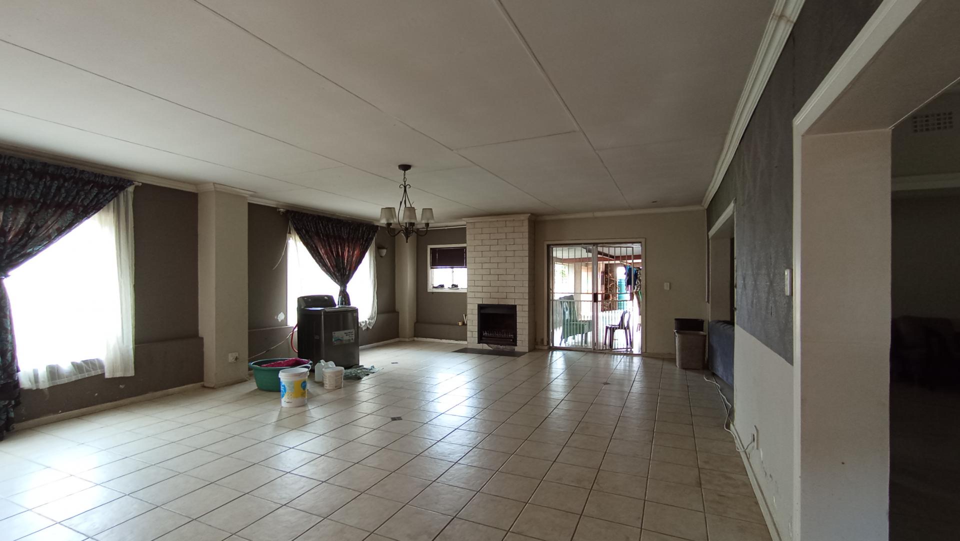 Entertainment - 60 square meters of property in Kew