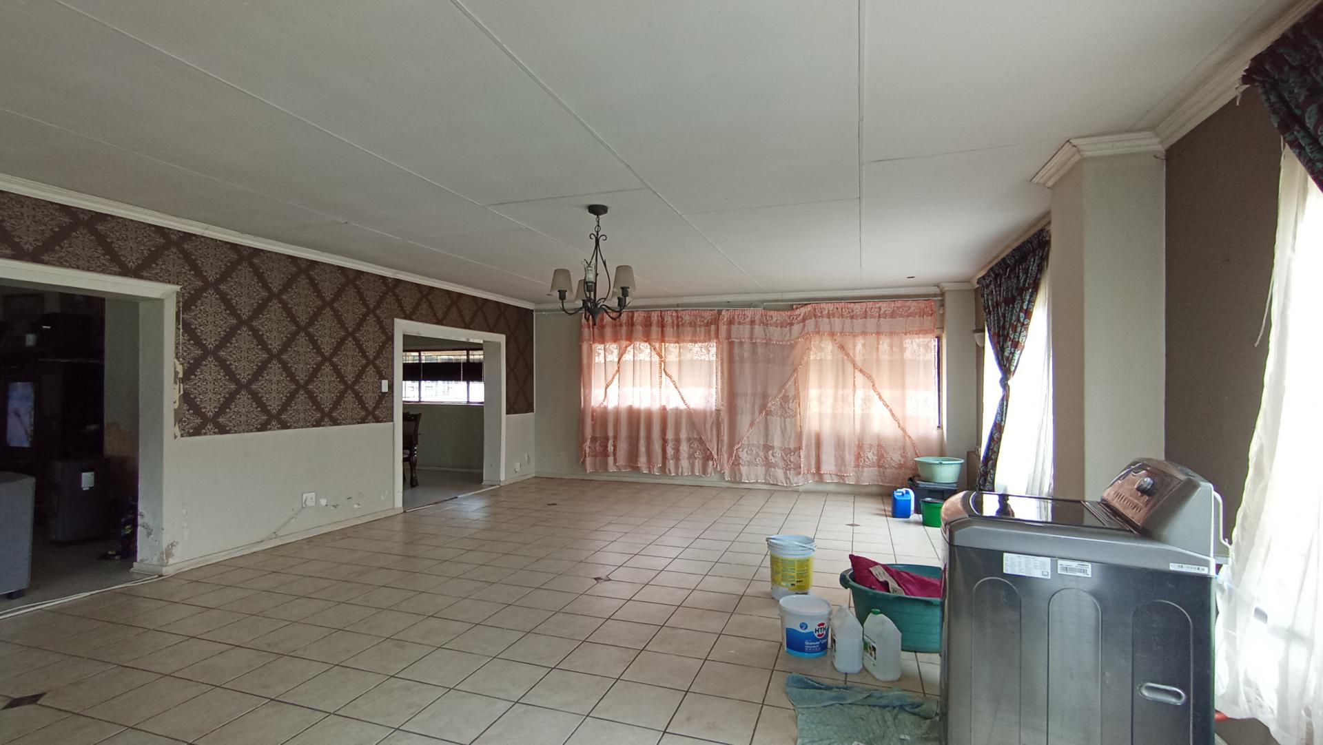 Entertainment - 60 square meters of property in Kew