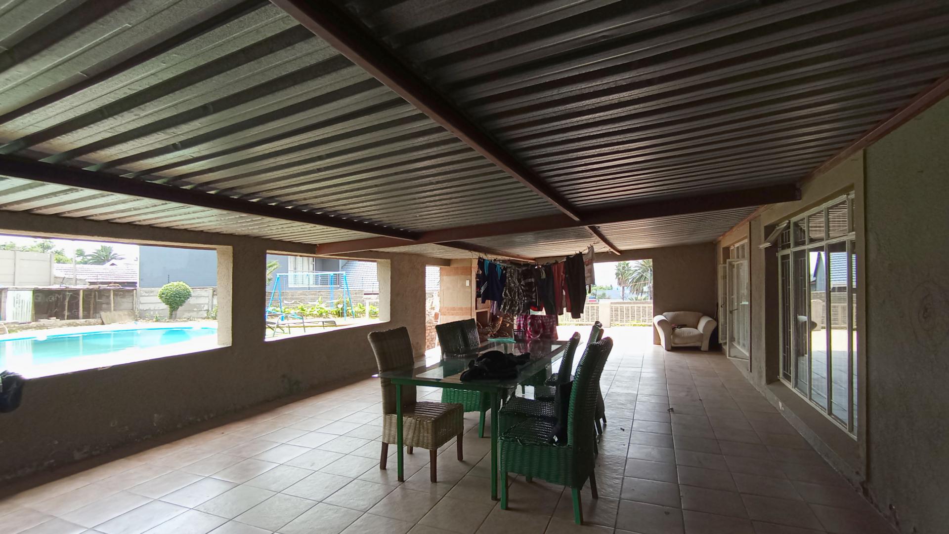 Patio - 80 square meters of property in Kew