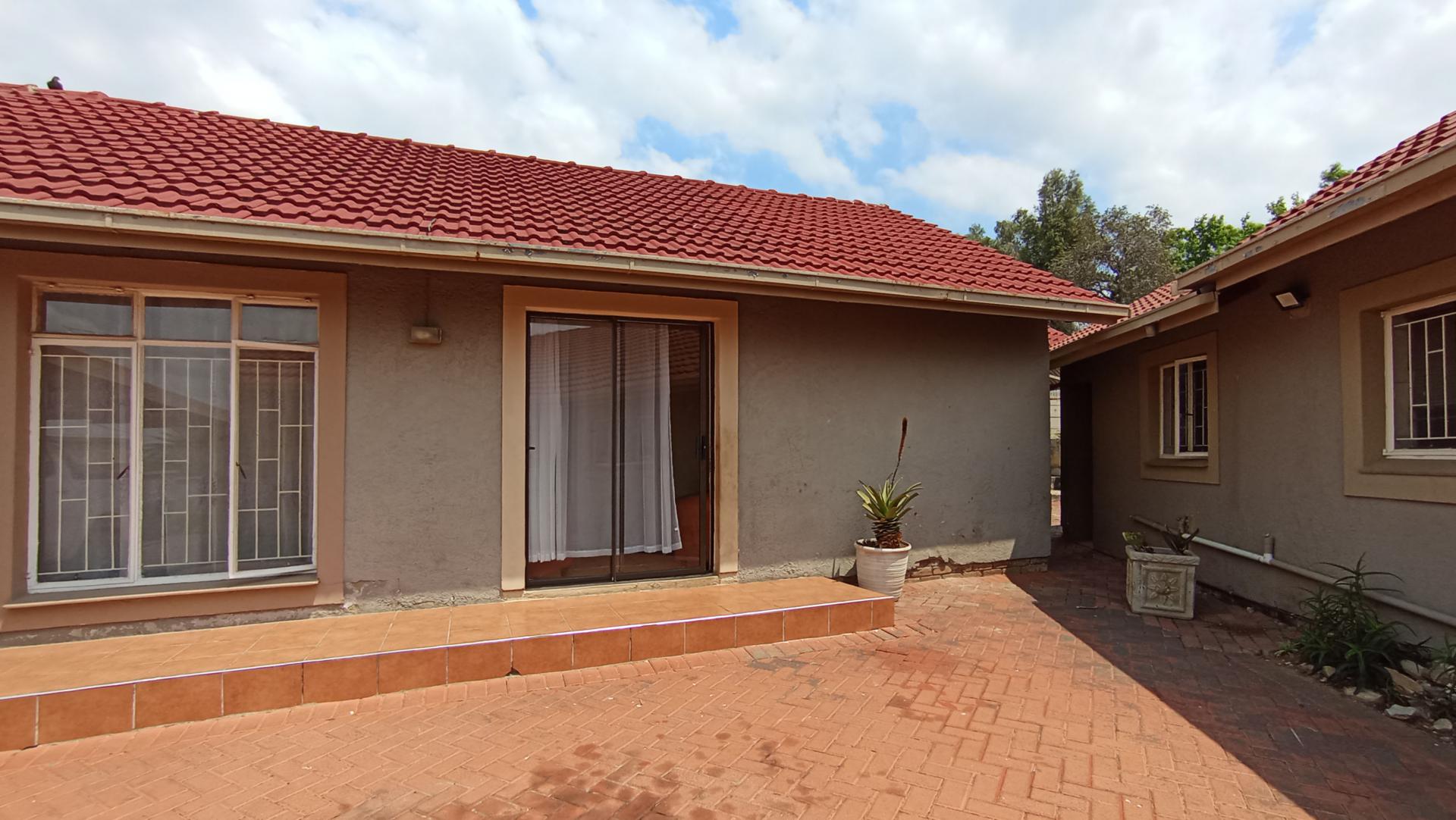 Flatlet of property in Kew